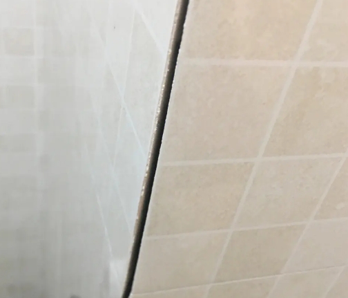 德江瓷砖空鼓维修公司分享阳台瓷砖脱落的修复过程可以分为以下几个步骤