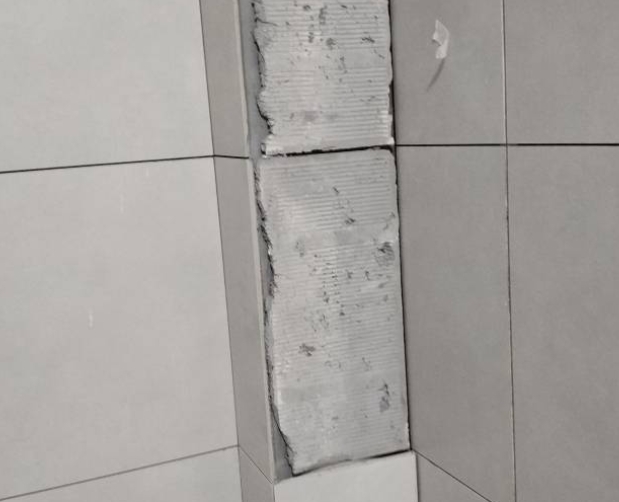 德江瓷砖空鼓维修公司分享下瓷砖施工前基层浇水润湿程度不足，可能导致以下问题