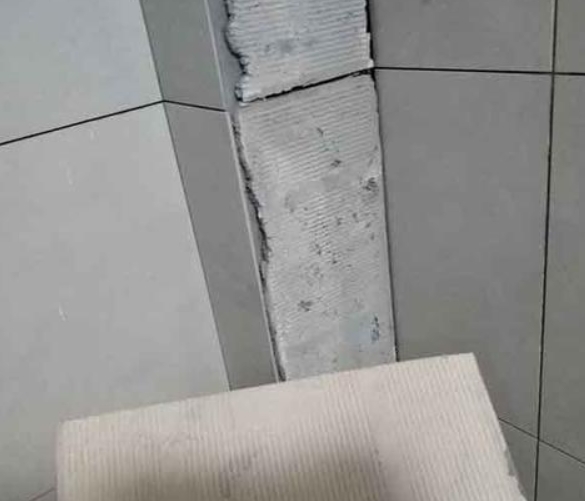 德江瓷砖空鼓维修公司分享下厨房瓷砖脱落的补救措施。